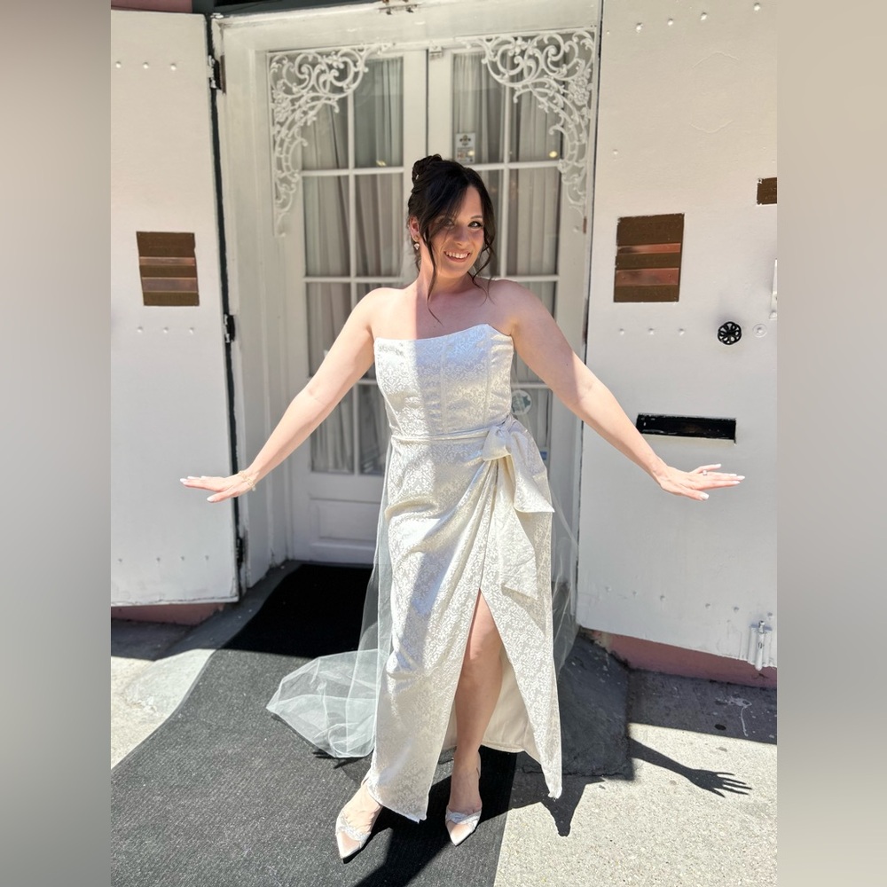 V Chapman gown. Size 10, worn 1 time :)